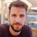 Telegram支持高达20万成员的超级群组和无限订阅者的广播频道，配备完善的权限管理和机器人工具。